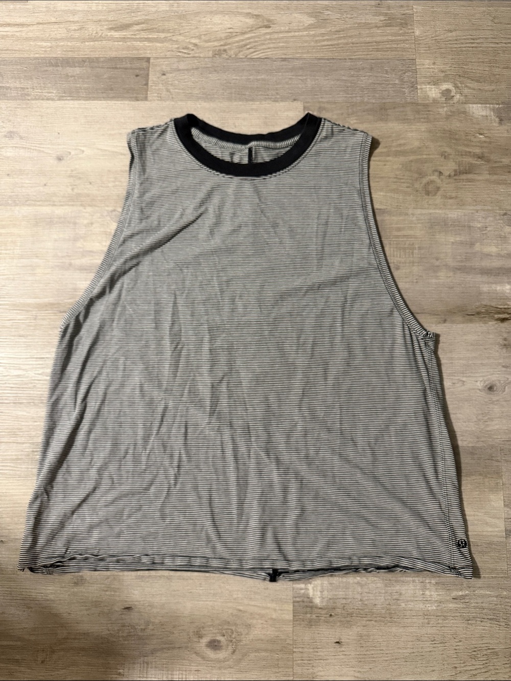 Women’s Lululemon striped tank top 🖤🤍